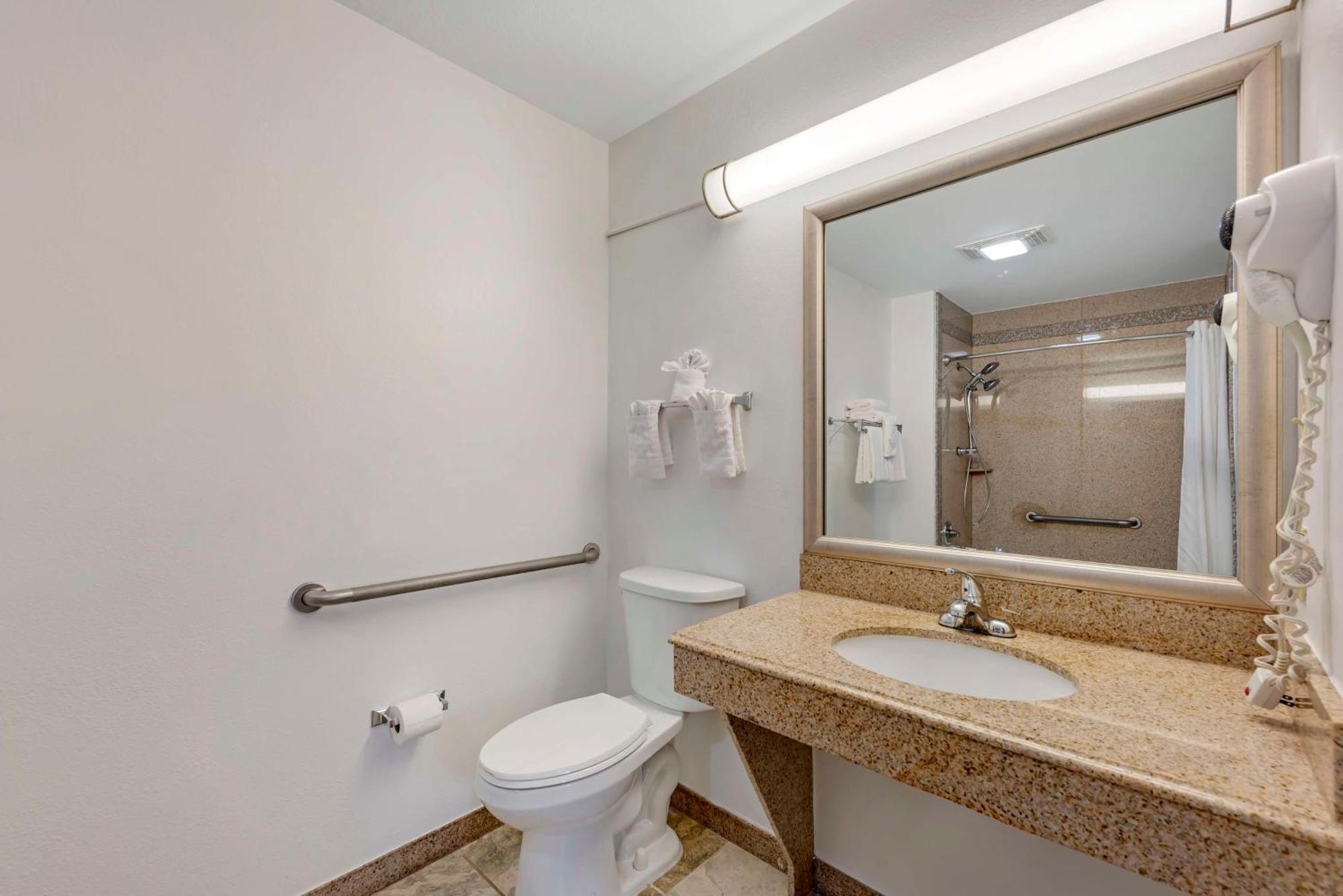 Best Western Inn Of Бренем Екстер'єр фото